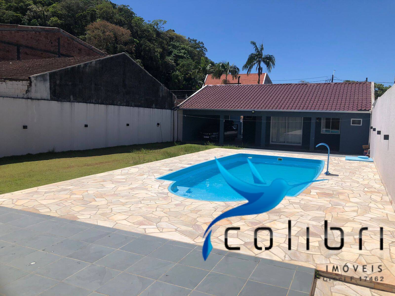 Casa com 4 quartos e piscina próximo a rodoviária de Guaratuba